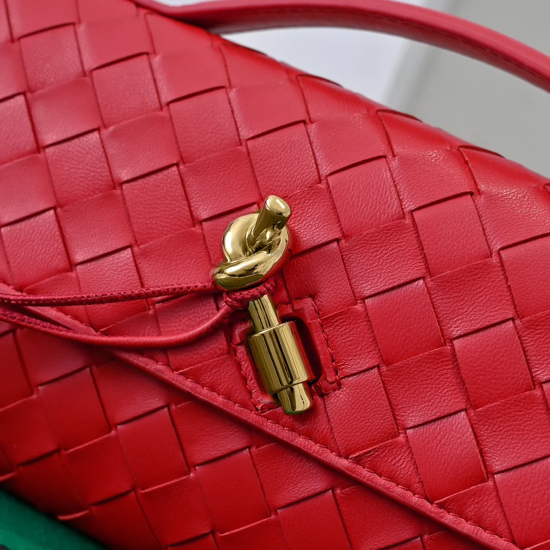 The batch of 1360 BV Andiamo evening handbags has been heavily planted again~ The designer aesthetics in the era of economic downturn are back. I fall in love with it at first sight and can't put it down. It's so beautiful and full of aura. The shape and texture are very competitive. It's light in weight and has sufficient capacity. It's a must-have for fashionistas. It's suitable for many occasions, minimalist, high-end and light luxury. Model No.: 741511 Size: 31*13*3cm